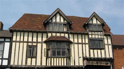 what did tudor houses look like